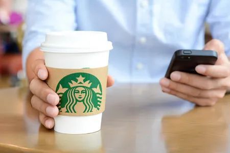 大量喝咖啡增加失明风险？新研究提醒一类人应该减少咖啡因的摄入量(图1)