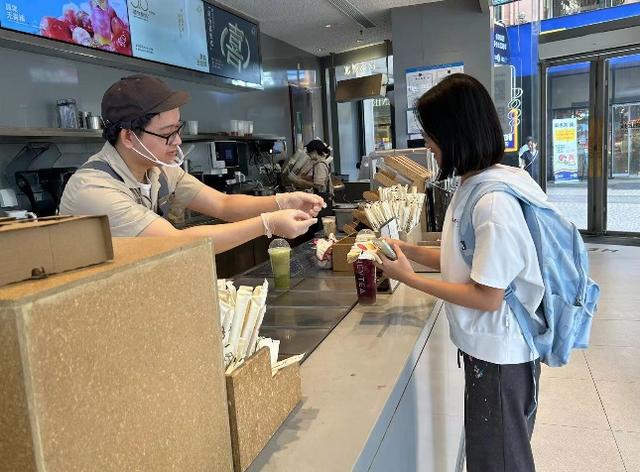 一杯奶茶含多少咖啡因？松江这家茶饮店推出“咖啡因红绿灯标识卡”(图3)