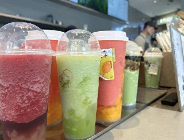 一杯奶茶含多少咖啡因？松江这家茶饮店推出“咖啡因红绿灯标识卡”(图1)
